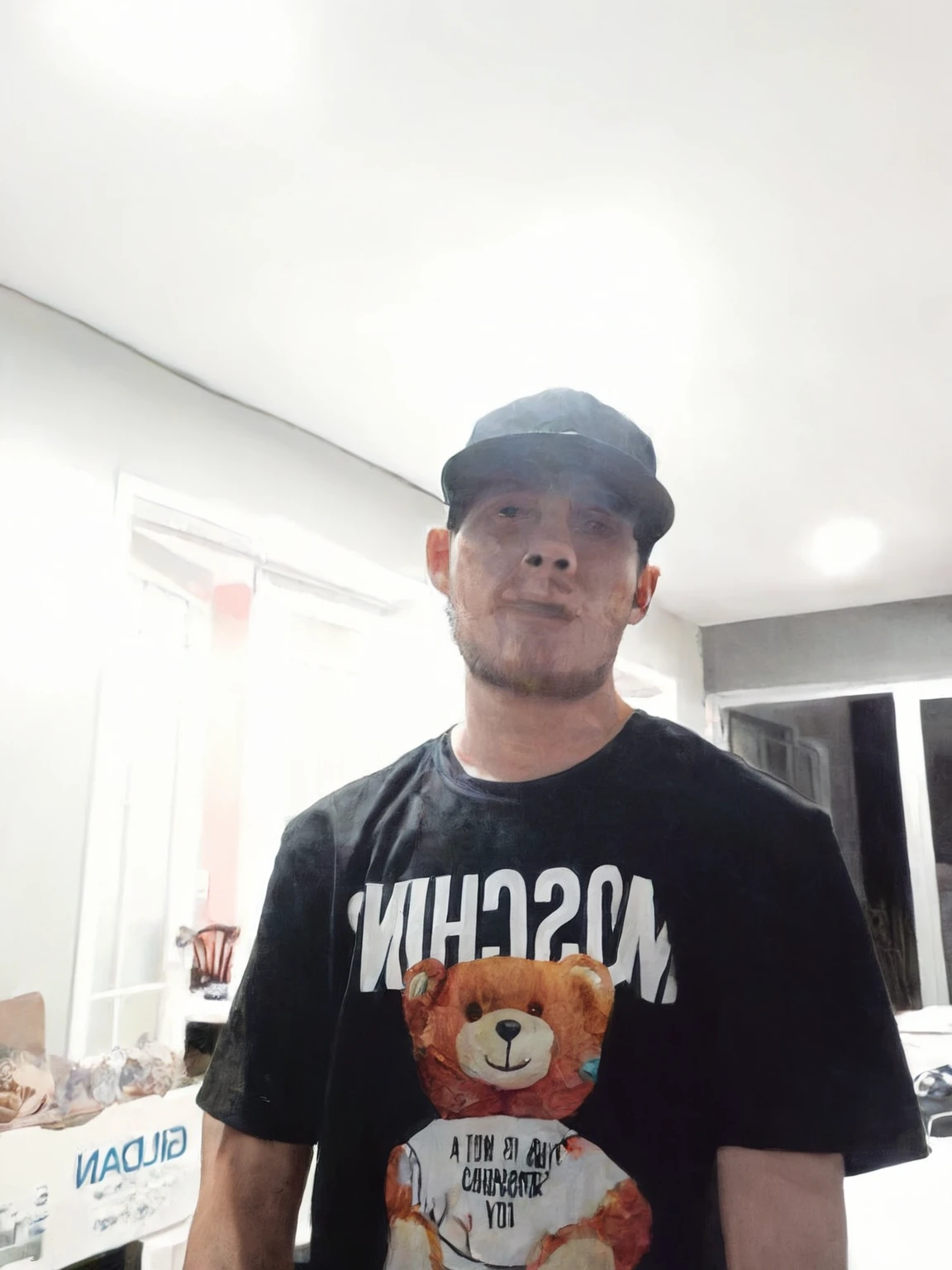 hay un hombre parado en una habItacIón con una camIsa negra y un sombrero, with a rap cap on his head, él lleva una camIseta negra, carmelo blandIno, Imagen de muy muy baja calIdad, I, 8k selfie photography, he is wearing a hat, frontal photo