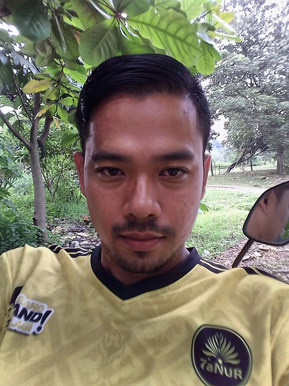 an asian Man standing with 43 years in suit and tie, body and head straight in the photo, DSRL, facing the viewer of the photo, eyes fixed to the lens, appears shoulders and head in the photo, man centered in the photo, 8k, best quality, masterpiece, realistic, realistic photo, movie photo, ultra realistic, 1 person, detailed, Perfect lighting, DSRL, professional photo, 4k