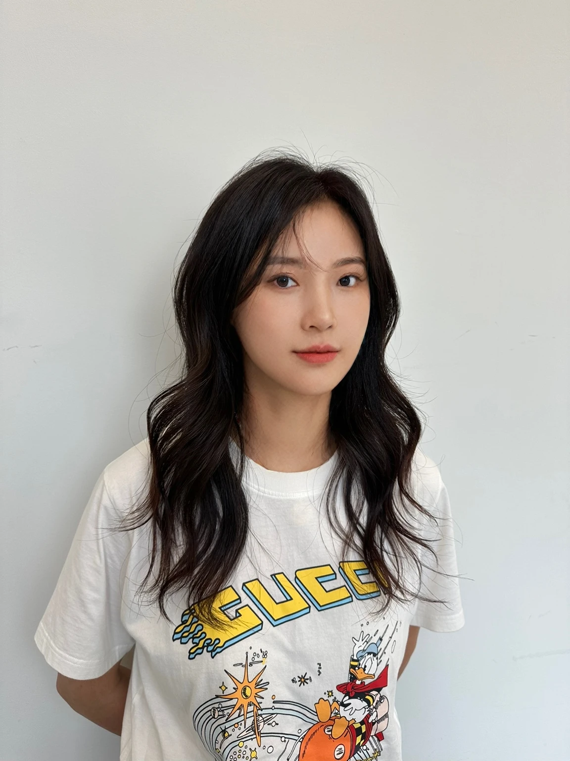 Best Quality, 8k, Masterpiece, (Portrait: 1.3), (photo realistic:1.4), (hyper realistic:1.4), Sharp Focus, looking at viewer, (smoother lighting:1.1), (increase cinematic lighting quality:0.9), realistic lighting, backlighting, light on face, ray trace, (brightening light:1.2), (Increase quality:1.4), sharp detail, (best quality real texture skin:1.4), finely detailed eyes, black_eyes, finely detailed face, 25 year old Korean woman