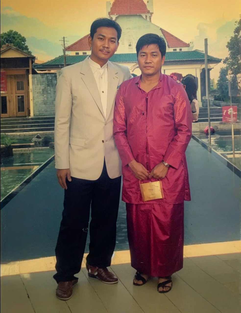 in the photo an Indonesian man is wearing a white uniform