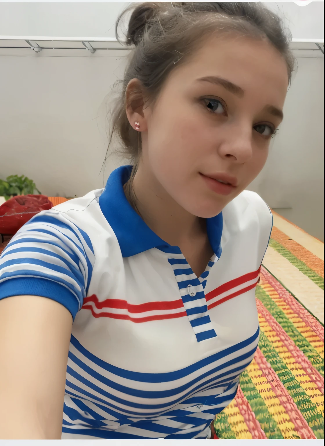 Cette fille ne porte aucun vêtement
