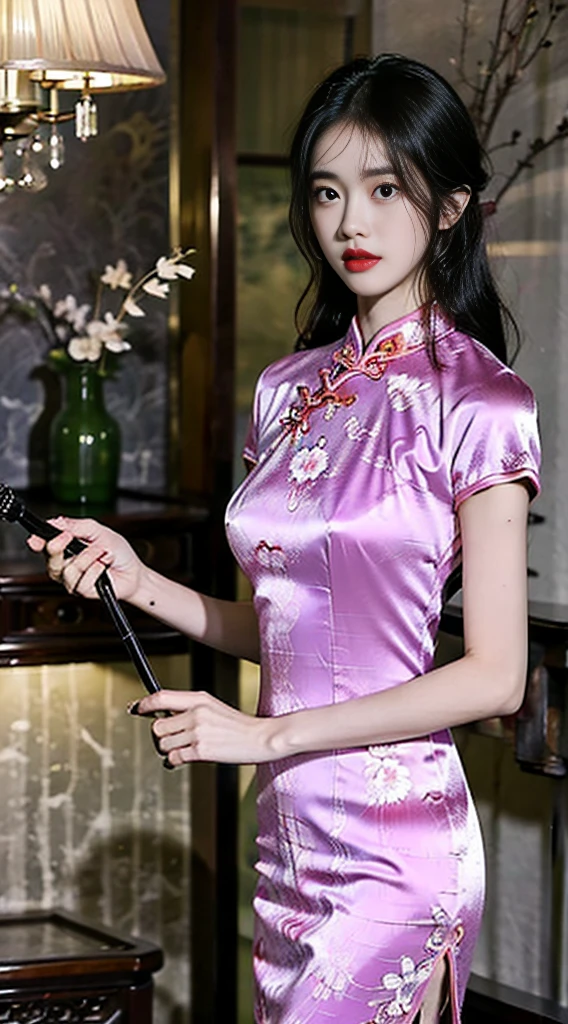  and ，Woman in pink cheongsam，She wears lipstick，There was darkness all around，Atmosphere at night，Full of Chinese atmosphere，She missed her lover，Deeply enveloped in sadness，Write brush words，The picture is HD，A masterpiece。