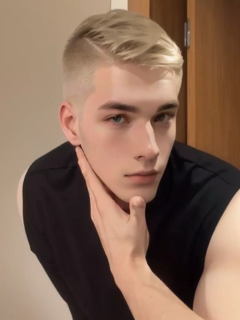 sharpened man in a black shirt and a black shirt, about 19 years old, Christian cline, Tommy 1 6 years, taken at the beginning of 2020, 18 years old, Serpentina do Twitch / gamer ludwig, xqc, headshot profile imageture, profile image, cara loiro, wide shaved and clean face