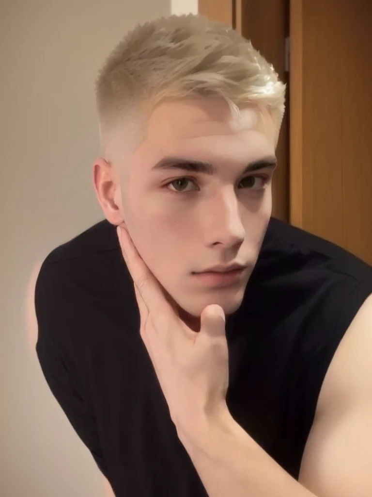 sharpened man in a black shirt and a black shirt, about 19 years old, Christian cline, Tommy 1 6 years, taken at the beginning of 2020, 18 years old, Serpentina do Twitch / gamer ludwig, xqc, headshot profile imageture, profile image, cara loiro, wide shaved and clean face