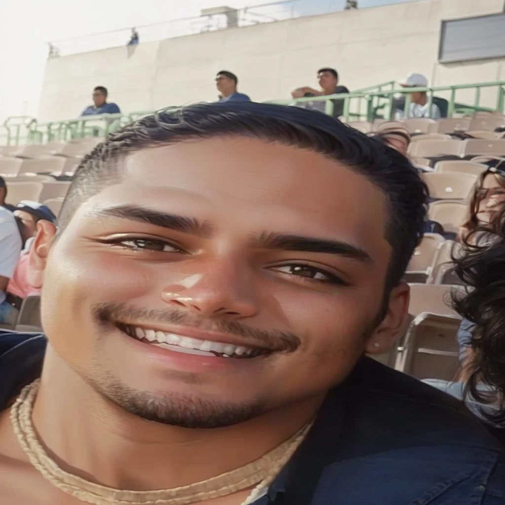 smiling man and woman sitting in a stadium with a crowd of people, taken at the beginning of 2020, christian orrillo, about 19 years old, headshot foto perfil, Jose Moncada, foto perfil, Andre Gonzalez, taken in the late 2000s, André Rios, luis nieves sr.