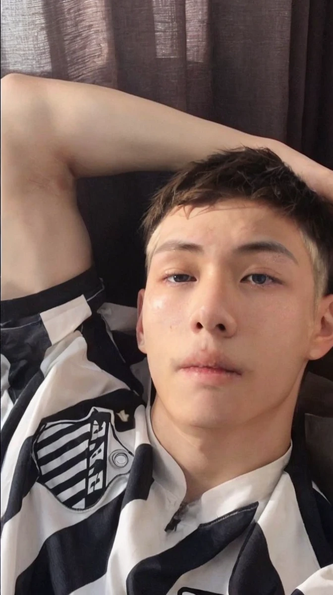 BOY ASIAN IA, HE IS BLONDE HAIR A LITTLE BIG PEACH EYED LOOK MASCULINE FACE 