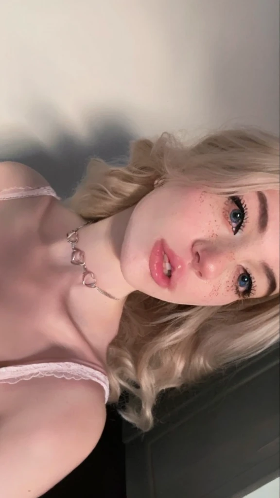 The best quality, Masterpiece, ultra high resolution, (photorealistic:1.4), raw photo, 1 girl, Korean, long hair, pale skin, Half body, Blonde