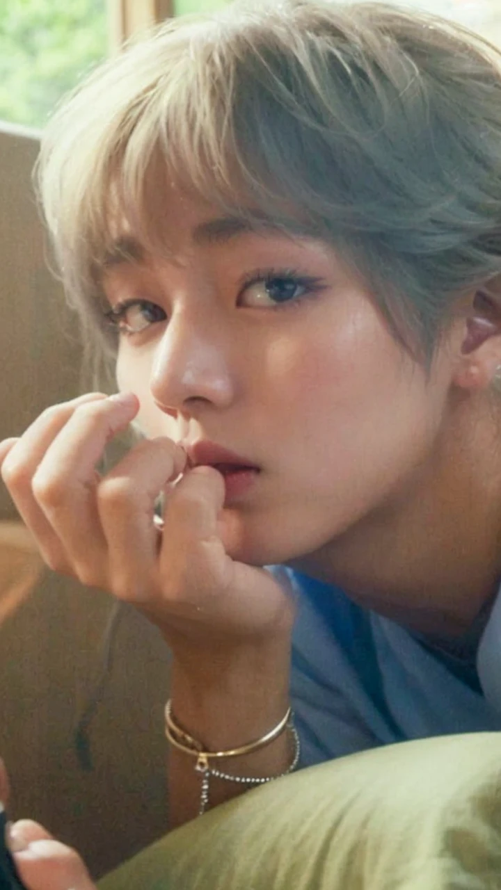 blurred image of a person making a peace sign with their hands, Kim taehyung,Taehyung \the right eyelid is swollen, taehyung \the full lips, rosto preciso do taehyung, taehyung, taehyung \o nariz grego, Jung Jaehyun, adorable and pale korean face, jossi do blackpink, hyung tae, Kim Doyoung, Sun Yunjoo, Hong junho hyung