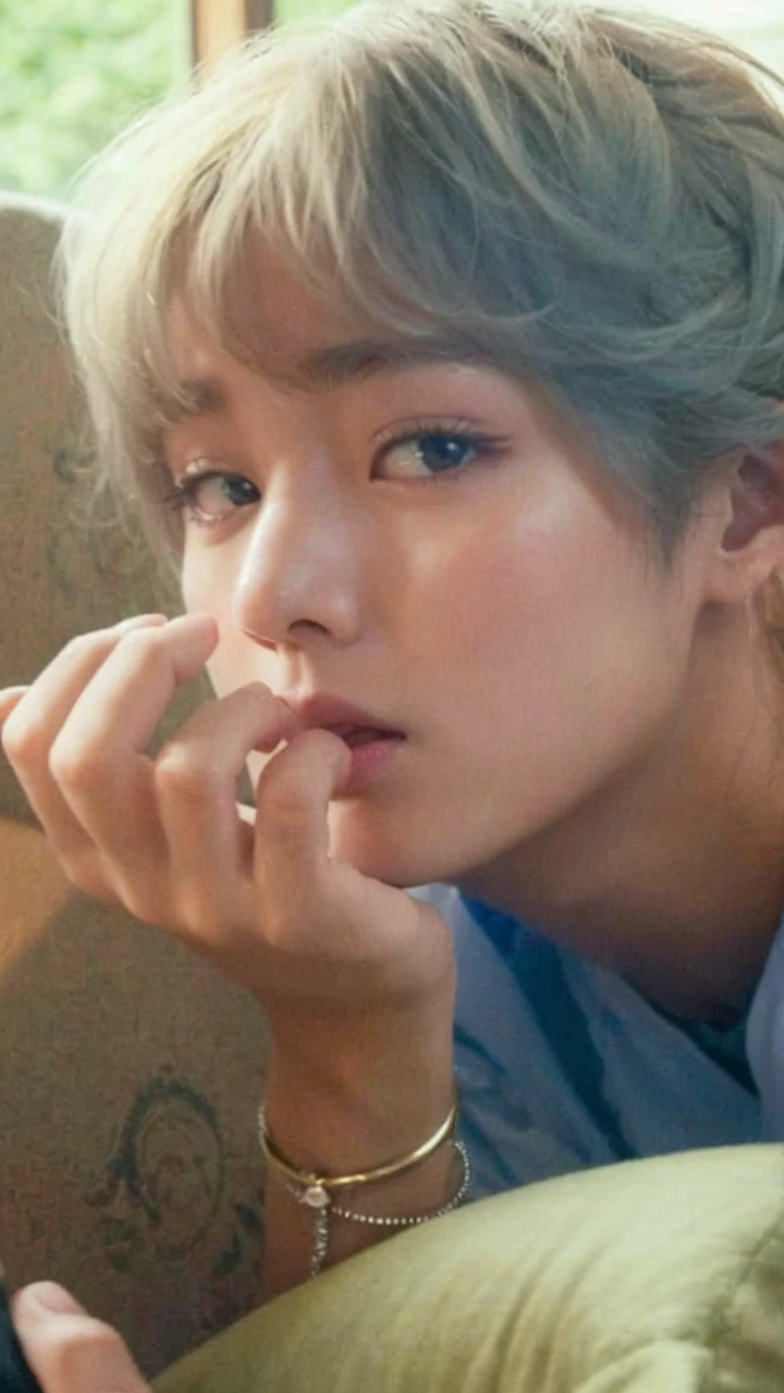 blurred image of a person making a peace sign with their hands, Kim taehyung,Taehyung \the right eyelid is swollen, taehyung \the full lips, rosto preciso do taehyung, taehyung, taehyung \o nariz grego, Jung Jaehyun, adorable and pale korean face, jossi do blackpink, hyung tae, Kim Doyoung, Sun Yunjoo, Hong junho hyung