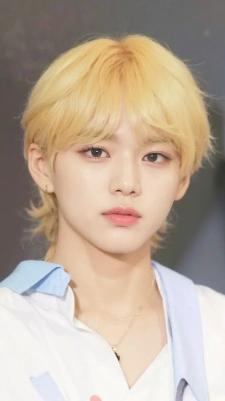 blurred image of a person making a peace sign with their hands, Kim taehyung,Taehyung \the right eyelid is swollen, taehyung \the full lips, rosto preciso do taehyung, taehyung, taehyung \o nariz grego, Jung Jaehyun, adorable and pale korean face, jossi do blackpink, hyung tae, Kim Doyoung, Sun Yunjoo, Hong junho hyung