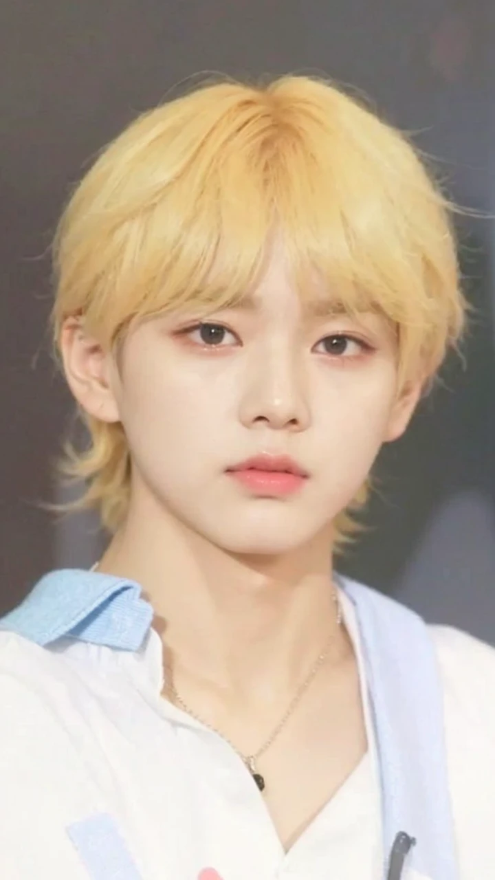 There's a kid with headphones on and a pink sweater, ulzzang, Ulzzang masculino, Wan adorable cara coreana, Cai Xukun, kanliu666, Jinyoung Shin, Ruan lindo vtuber, Kim Doyoung, Chiho, e-chica, E - Chica, Jung Jaehyun, Jaeyeon Nam, Sakimichan