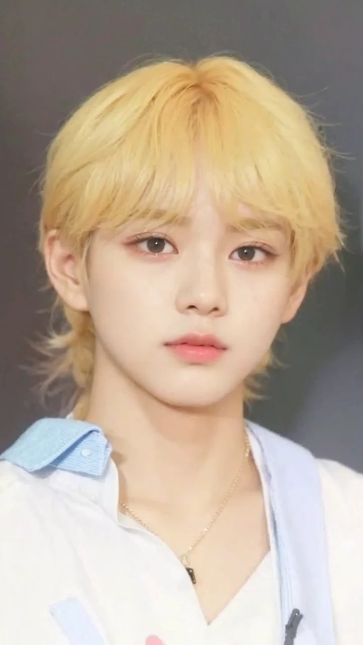 There's a kid with headphones on and a pink sweater, ulzzang, Ulzzang masculino, Wan adorable cara coreana, Cai Xukun, kanliu666, Jinyoung Shin, Ruan lindo vtuber, Kim Doyoung, Chiho, e-chica, E - Chica, Jung Jaehyun, Jaeyeon Nam, Sakimichan