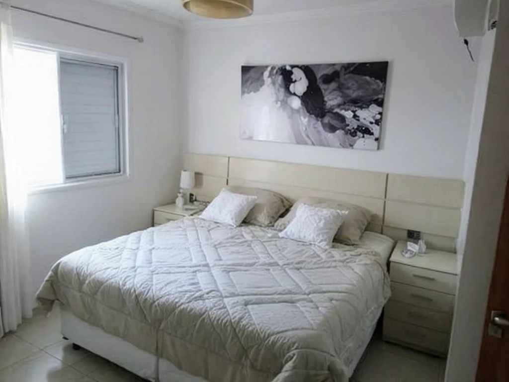 Room with white walls, well decorated