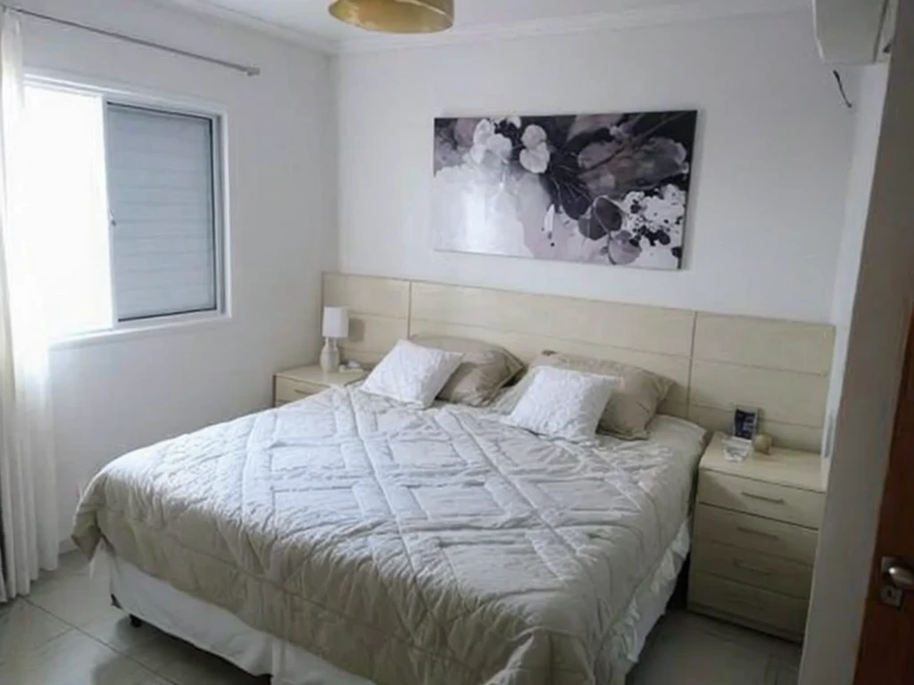 Room with white walls, well decorated