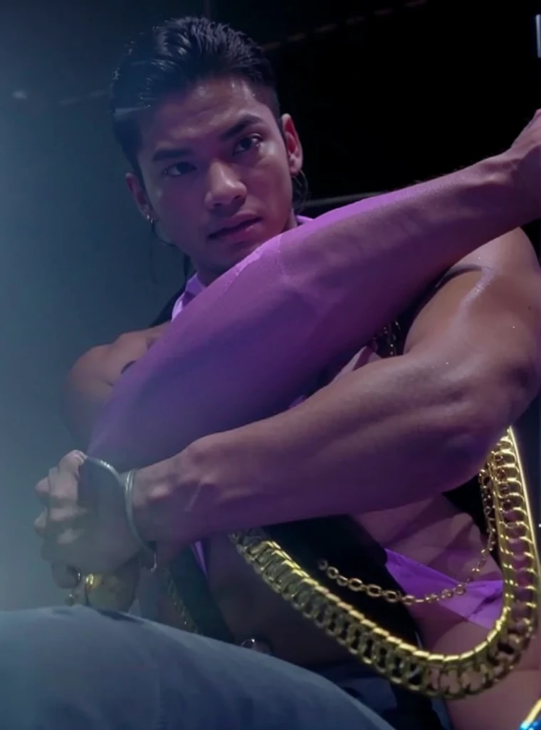 Senyum lebar laki laki