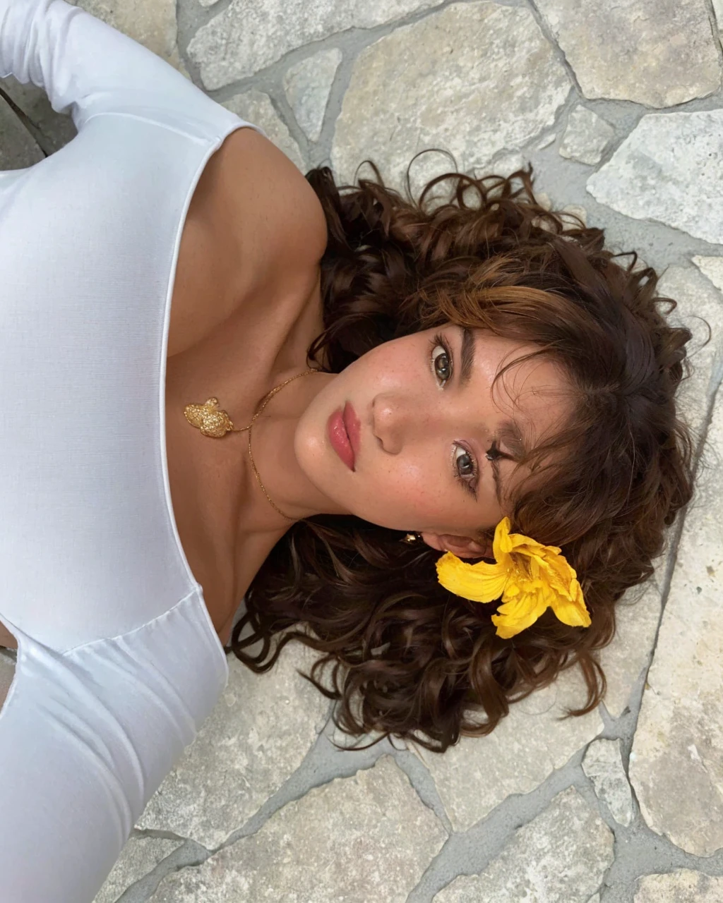 (best qualityer, work of art), 1 girl, dappled sunlight, Inside the house, cups, shy, 1 girl, Youngh, (shiver:0.7), beautiful face, (eyeliner, lipstick:0.9), 4K, 8k, ultra HD, HDR, detailed fund, fund