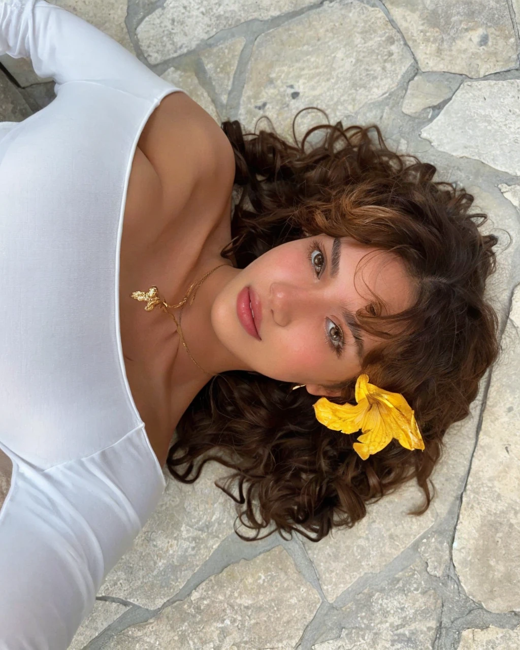 (best qualityer, work of art), 1 girl, dappled sunlight, Inside the house, cups, shy, 1 girl, Youngh, (shiver:0.7), beautiful face, (eyeliner, lipstick:0.9), 4K, 8k, ultra HD, HDR, detailed fund, fund