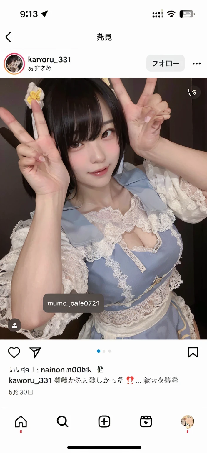 (Highest quality、8k、32K、masterpiece、)、Beautiful Japanese Women Photos、Super Short Hair、Cowboy Shot、shirt、Boyish、OK、young、Sunburned skin、、Large Breasts、Detailed face、Detailed eyes、Take a selfie in a café、Selfie with smartphone、Open your mouth、Santa Cosplay、Toothy smile
