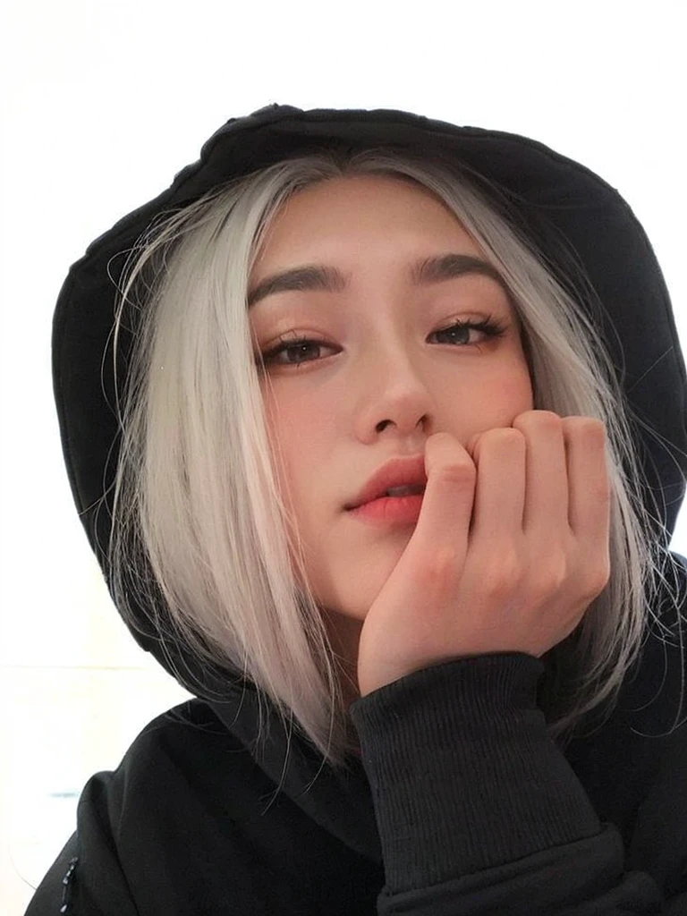 Arafed woman with white hair and black hoodie., perfect by white girl, Her hair is white, chica con by white, cara bonita de by white, silver hair girl, by white, with long white hair, silver hair girl, girl with hoodie, girl with short white hair, Una chica tiene el by white, by white, with long white hair