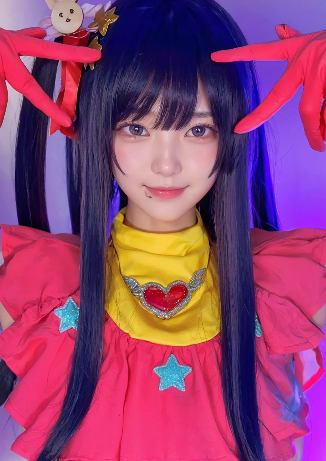 (Highest quality、8k、32K、masterpiece、Hmm:1.2)、Beautiful Japanese Women Photos、Super Short Hair、Cowboy Shot、shirt、Looking at the audience、Boyish、OK、young、Sunburned skin、Big smile、、Large Breasts、Detailed face、Detailed eyes、Take a selfie in a café