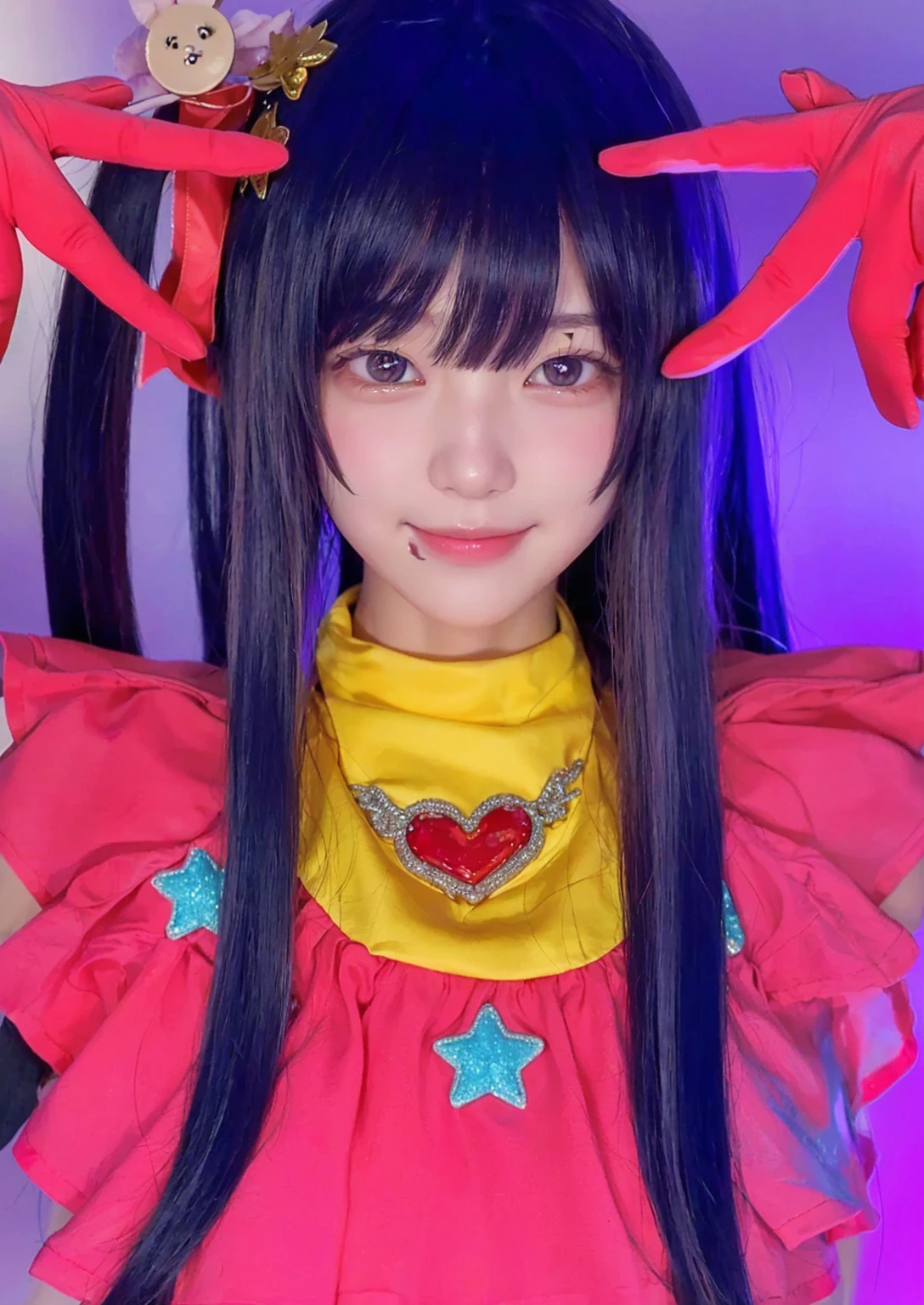 (Highest quality、8k、32K、masterpiece、Hmm:1.2)、Beautiful Japanese Women Photos、Super Short Hair、Cowboy Shot、shirt、Looking at the audience、Boyish、OK、young、Sunburned skin、Big smile、、Large Breasts、Detailed face、Detailed eyes、Take a selfie in a café