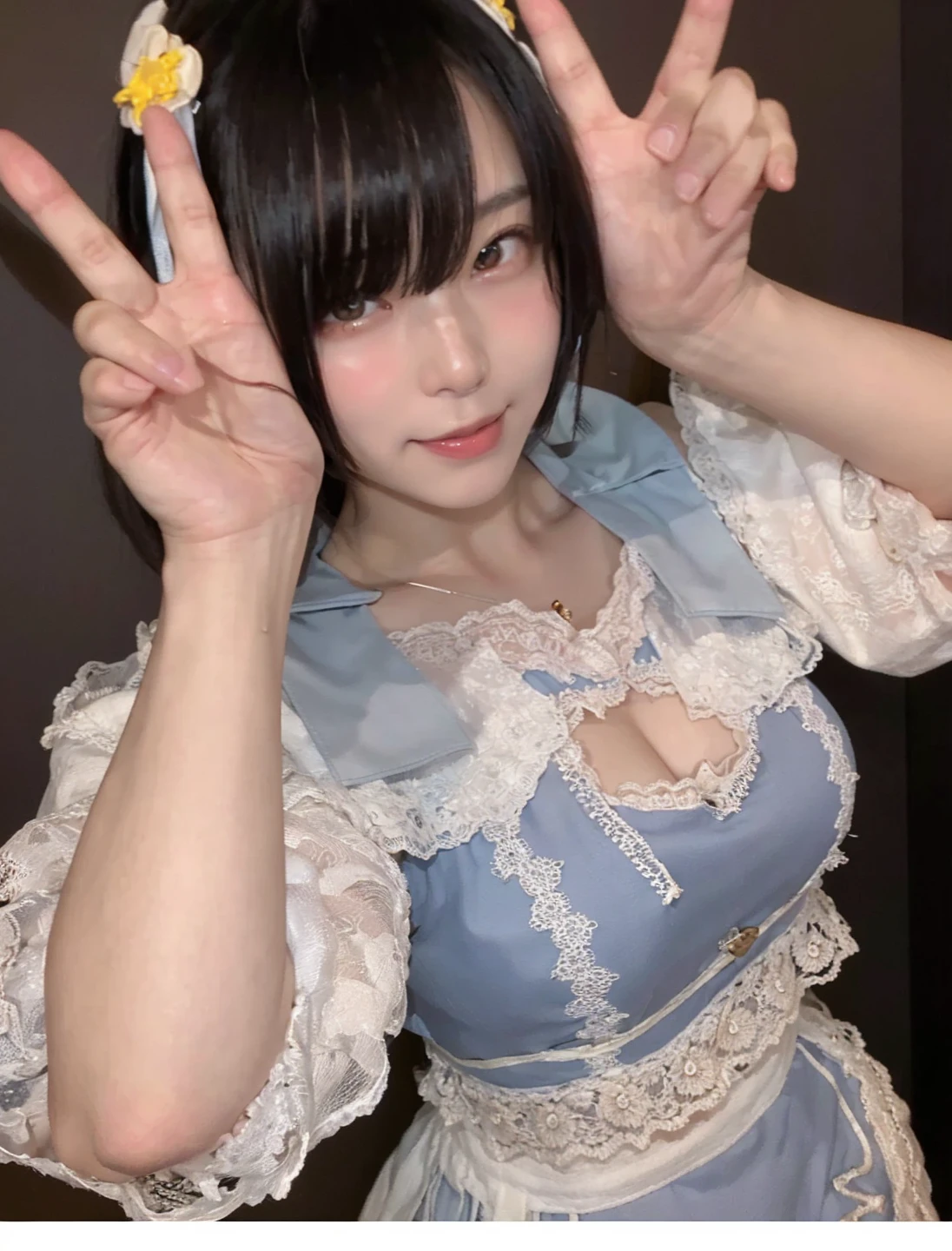(Highest quality、8k、32K、masterpiece、)、Beautiful Japanese Women Photos、Super Short Hair、Cowboy Shot、shirt、Boyish、OK、young、Sunburned skin、、Large Breasts、Detailed face、Detailed eyes、Take a selfie in a café、Selfie with smartphone、Open your mouth、Santa Cosplay、Toothy smile