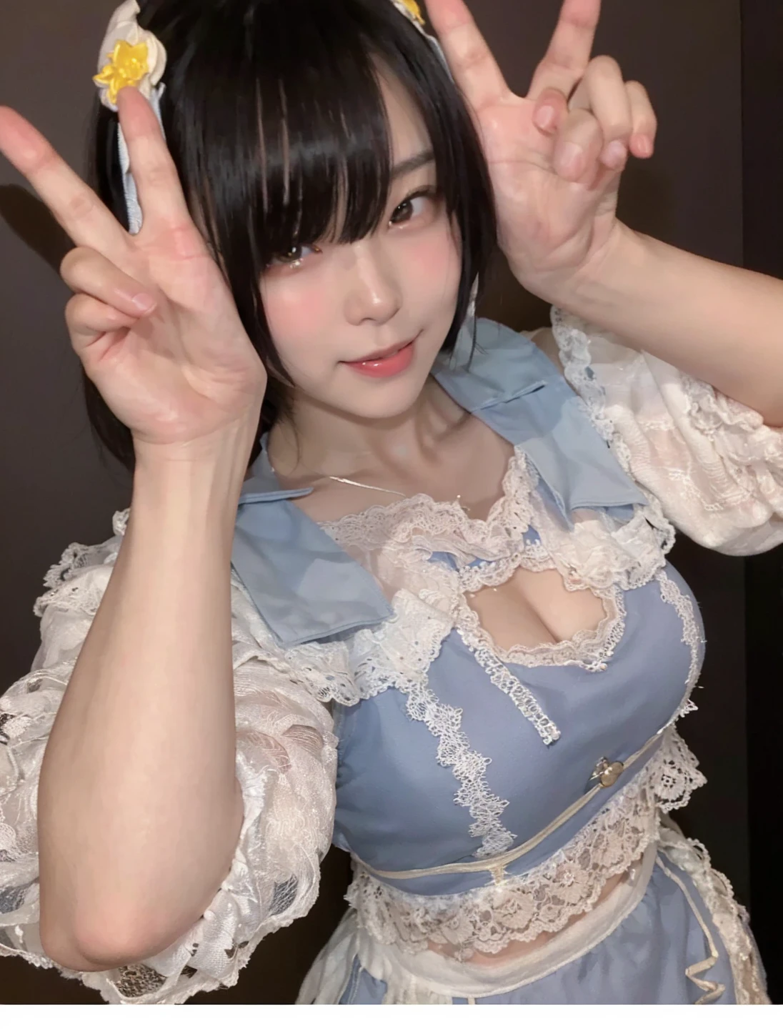 (Highest quality、8k、32K、masterpiece、)、Beautiful Japanese Women Photos、Super Short Hair、Cowboy Shot、shirt、Boyish、OK、young、Sunburned skin、、Large Breasts、Detailed face、Detailed eyes、Take a selfie in a café、Selfie with smartphone、Open your mouth、Santa Cosplay、Toothy smile