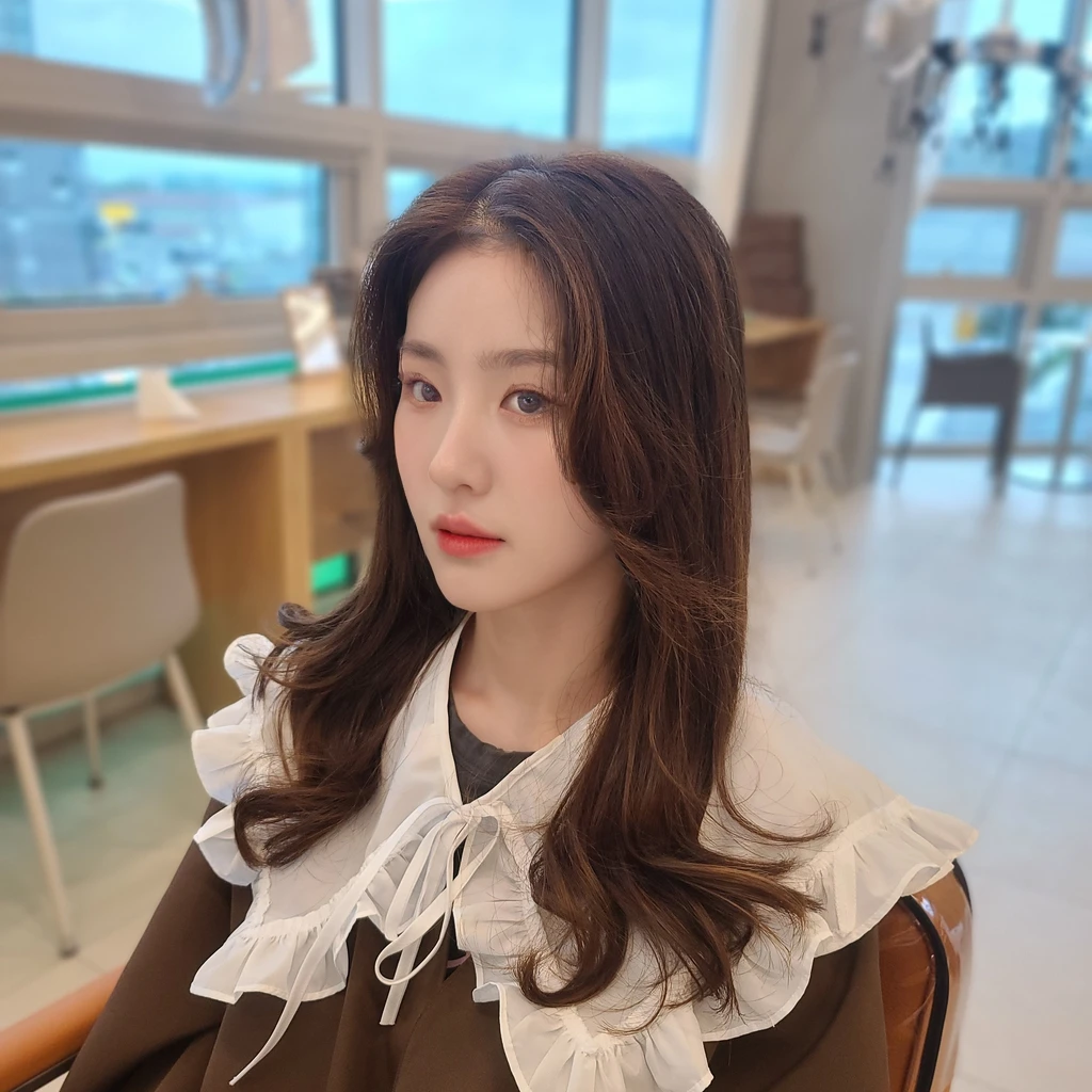 Best Quality, 8k, Masterpiece, (Portrait: 1.3), (photo realistic:1.4), (hyper realistic:1.4), Sharp Focus, looking at viewer, (smoother lighting:1.1), (increase cinematic lighting quality:0.9), realistic lighting, backlighting, light on face, ray trace, (brightening light:1.2), (Increase quality:1.4), sharp detail, (best quality real texture skin:1.4), finely detailed eyes, black_eyes, finely detailed face, 25 year old Korean woman
