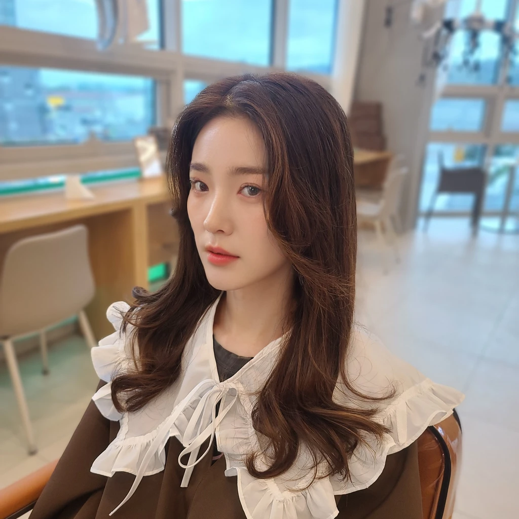Best Quality, 8k, Masterpiece, (Portrait: 1.3), (photo realistic:1.4), (hyper realistic:1.4), Sharp Focus, looking at viewer, (smoother lighting:1.1), (increase cinematic lighting quality:0.9), realistic lighting, backlighting, light on face, ray trace, (brightening light:1.2), (Increase quality:1.4), sharp detail, (best quality real texture skin:1.4), finely detailed eyes, black_eyes, finely detailed face, 25 year old Korean woman