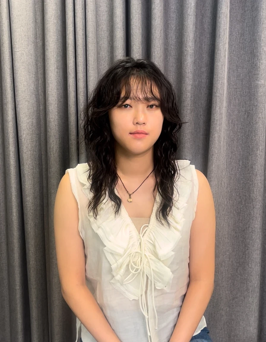 Best Quality, 8k, Masterpiece, (Portrait: 1.3), (photo realistic:1.4), (hyper realistic:1.4), Sharp Focus, looking at viewer, (smoother lighting:1.1), (increase cinematic lighting quality:0.9), realistic lighting, backlighting, light on face, ray trace, (brightening light:1.2), (Increase quality:1.4), sharp detail, (best quality real texture skin:1.4), finely detailed eyes, black_eyes, finely detailed face, 25 year old Korean woman