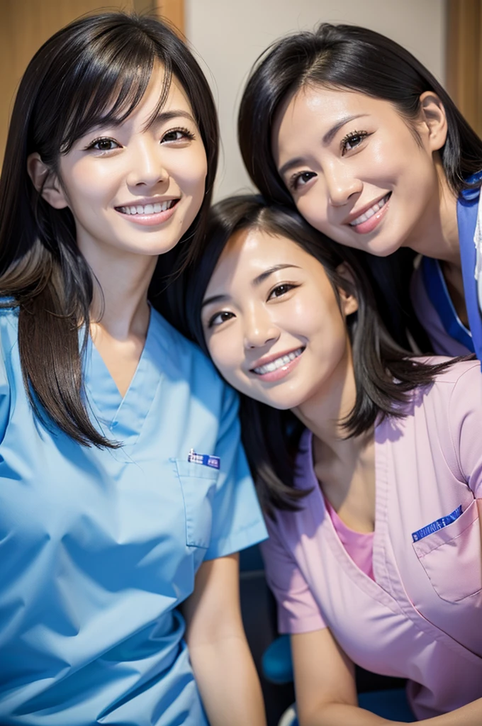 Dental hygienist, two women, smiling, wearing medical scrubs, short sleeves, Japanese, black hair, women in their early 30s　Upper body close-up　high resolution　Highest quality　　Don&#39;t press your face too much