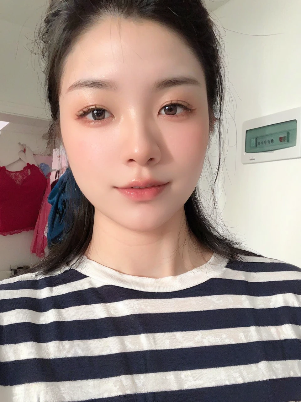 (((white background 2.0)))、((High key portrait 1.3))、Professional Lighting、(((Professional Lighting 1.5)))、(Translucent skin texture))、Beautiful Skin、Fair skin、(((Whitening 1.5)))、((White lace dress 1.5))、(((High leg underwear 1.5)))、Slim figure、(((Magazine Cover 1.5)))、(((Manga Magazine Cover 1.5)))、Headline: Lots of blondes、Loose wavy hair、Vibrant pose、sex appeal、sexly、Sex Appeal、Ecstasy、