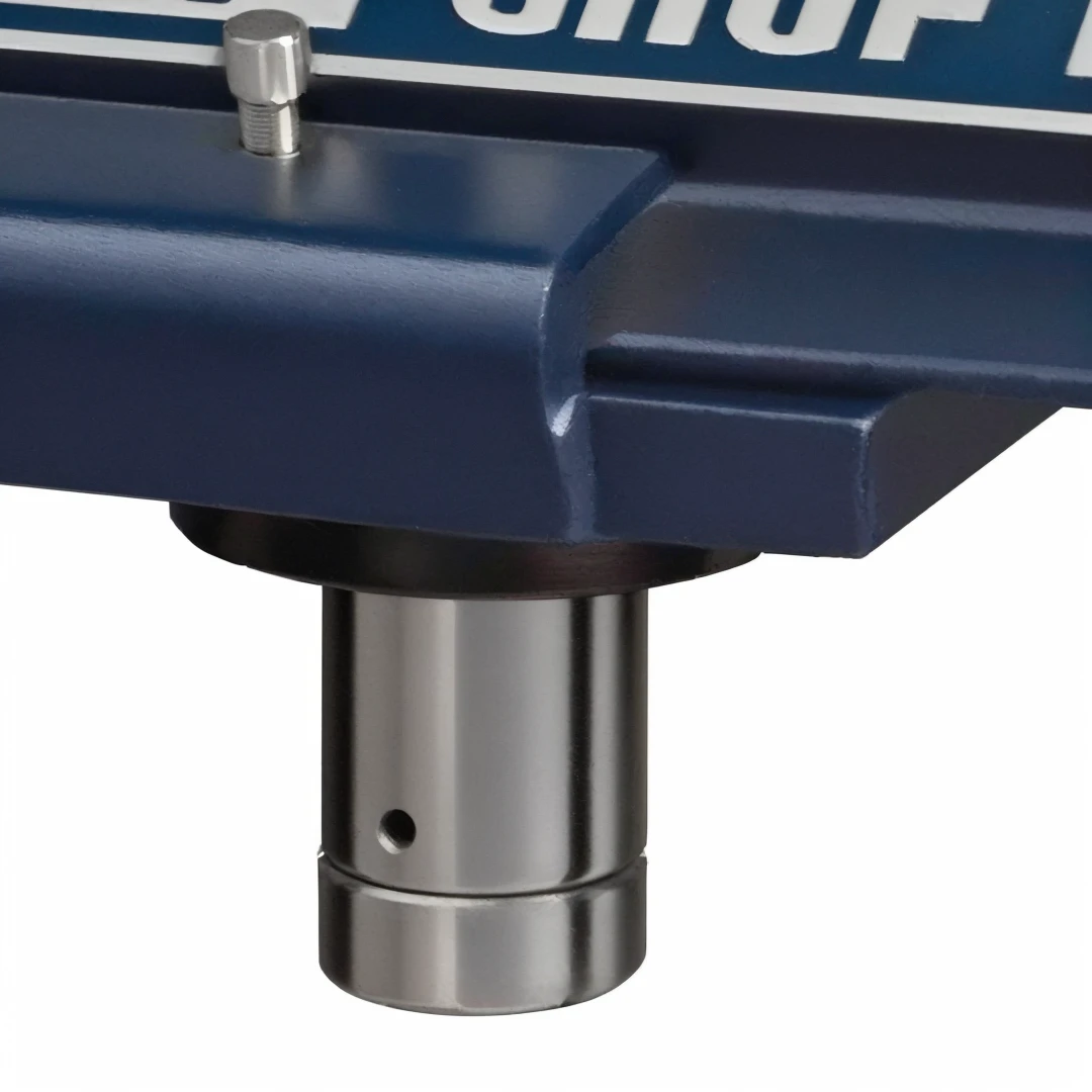 带有金属杆的停车标志的close up, close up照片, close up产品照片, close up视图, close up, High-detail product photos, Close-up portrait, Depth of detail, Detailed enlargement of photo, 中close up, Medium and short distance, 高角度close up镜头, High resolution details, steel joint, 中close up shot,High Definition Rendering