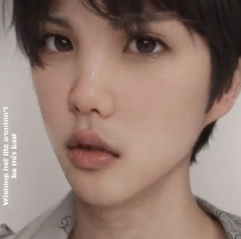 tem um boy delicado com cabelo curto e um colar, with a small upper lip, full lower lip, pointy nose, boy com cara fofa, face perfect ), Asian com rosto redondo, Jimin\fleshy lips, her face looks like an orchid, very small lips, leaked image, she has a cute face, slightly separated lips, Park jimin, Jimin, BTS, Asian, boy, boy, Jimin