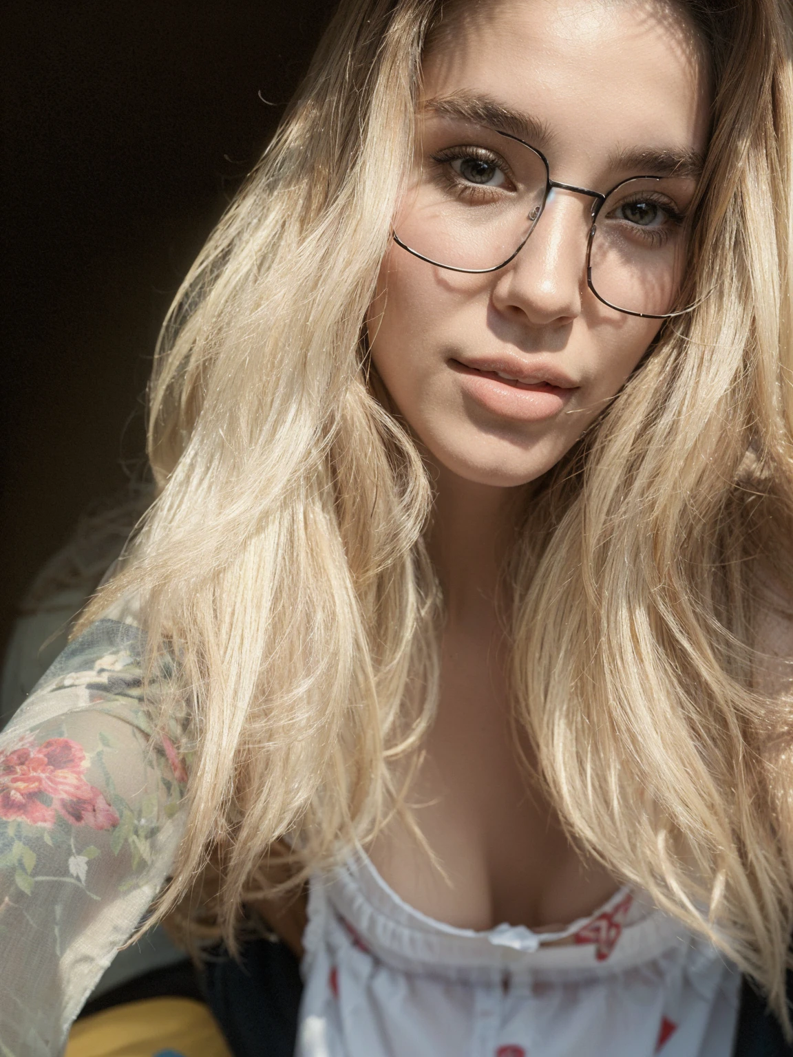 1girl,
summer time
Very Long Hair,
close lips
Big lips
There is no tooth