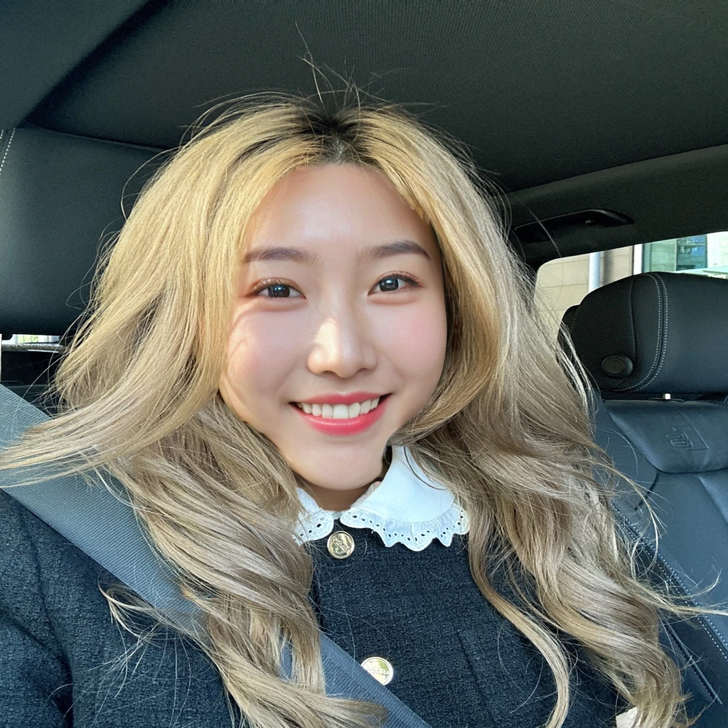 Best Quality, 8k, Masterpiece, (Portrait: 1.3), (photo realistic:1.4), (hyper realistic:1.4), Sharp Focus, looking at viewer, (smoother lighting:1.1), (increase cinematic lighting quality:0.9), realistic lighting, backlighting, light on face, ray trace, (brightening light:1.2), (Increase quality:1.4), sharp detail, (best quality real texture skin:1.4), finely detailed eyes, black_eyes, finely detailed face, 25 year old Korean woman,smiling_face