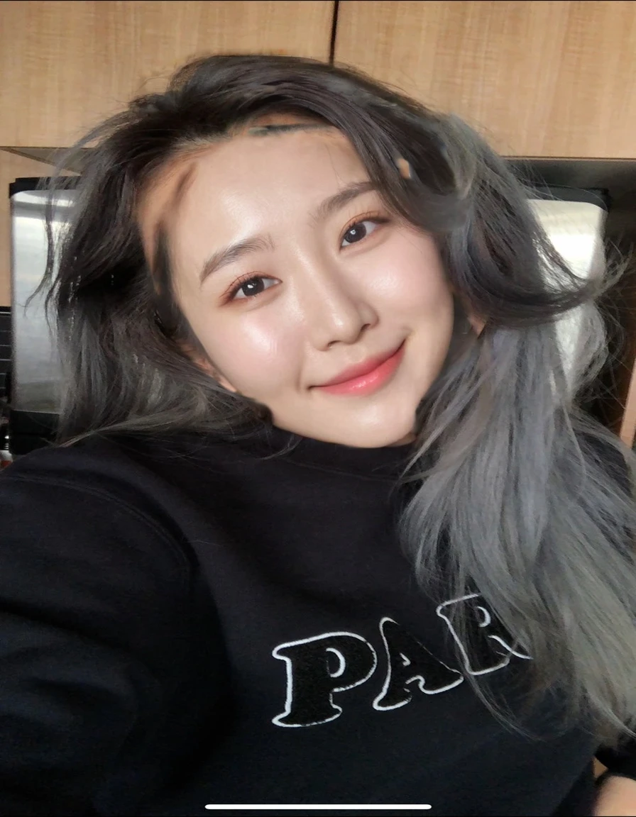 Best Quality, 8k, Masterpiece, (Portrait: 1.3), (photo realistic:1.4), (hyper realistic:1.4), Sharp Focus, looking at viewer, (smoother lighting:1.1), (increase cinematic lighting quality:0.9), realistic lighting, backlighting, light on face, ray trace, (brightening light:1.2), (Increase quality:1.4), sharp detail, (best quality real texture skin:1.4), finely detailed eyes, black_eyes, finely detailed face, 25 year old Korean woman,smiling_face