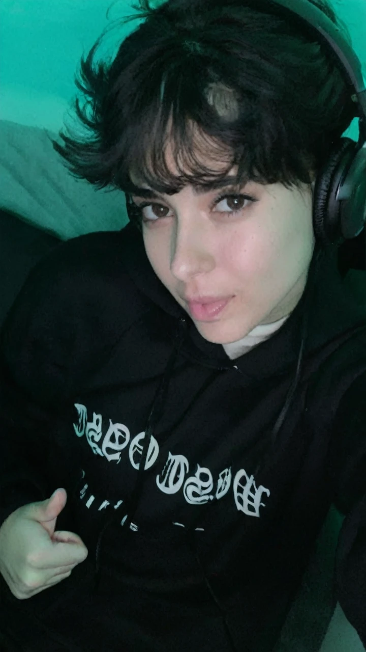 masc girl, black sweatshirt, shorth hair, earphone, thumbs up with hand, rosto pertfeito, girl, Kizi, women, Woman