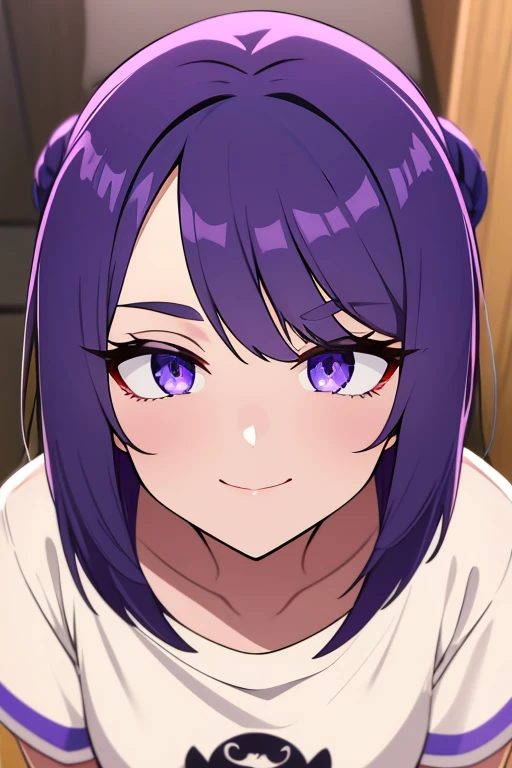Fille seul, cheveux longs et noirs, cornes sur la tête, yeux violets fins, Tee-shirt, baggy beige, vue en portrait, poitrine forte, expression du visage : heureuse, souriante, excitée, folle.