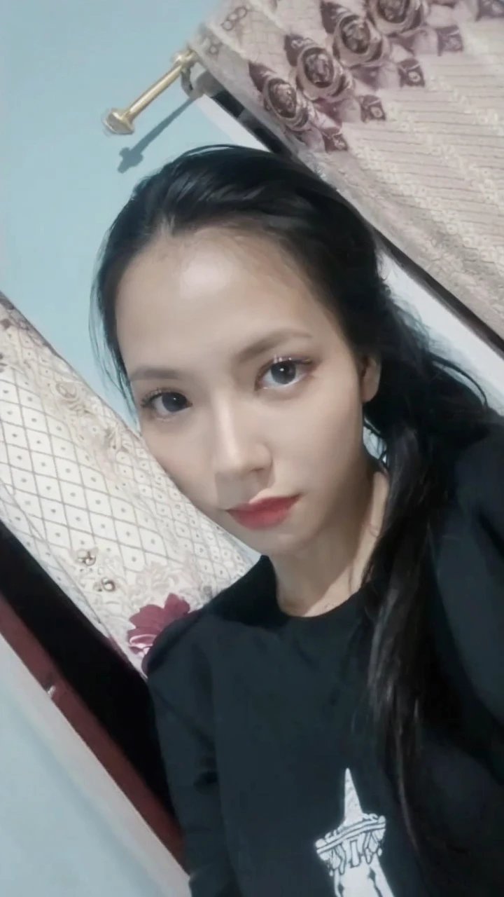((BEST quality,8k,Masterpiece:1.3)),upper body,,Sharp focus:1.2,Beautiful Woman with perfect figure,higly detailed facial and skin teksture,Detail eyes,double eyelids,interior view,ferpect lightning,