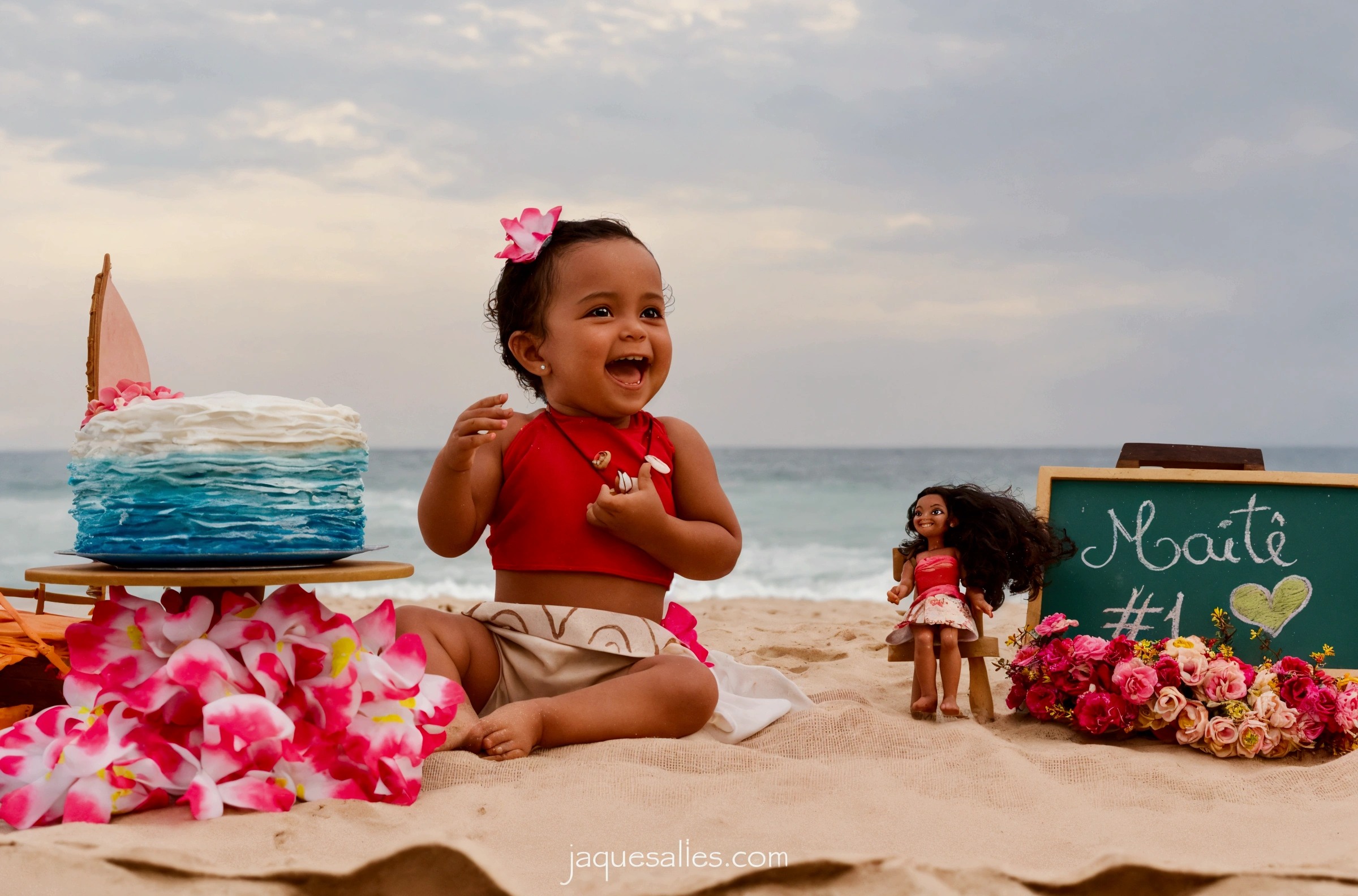 there is one sitting on the beach with a cake, posing on a beach with the ocean, moana, posing at the beach, she expressing joy, toy commercial photo, posed, she is smiling and excited, Beautiful photo, toy photography, fashion photo portrait, playing on the beach, glad!!!, photogenic full body photo, night setting, Lilo e Stitch