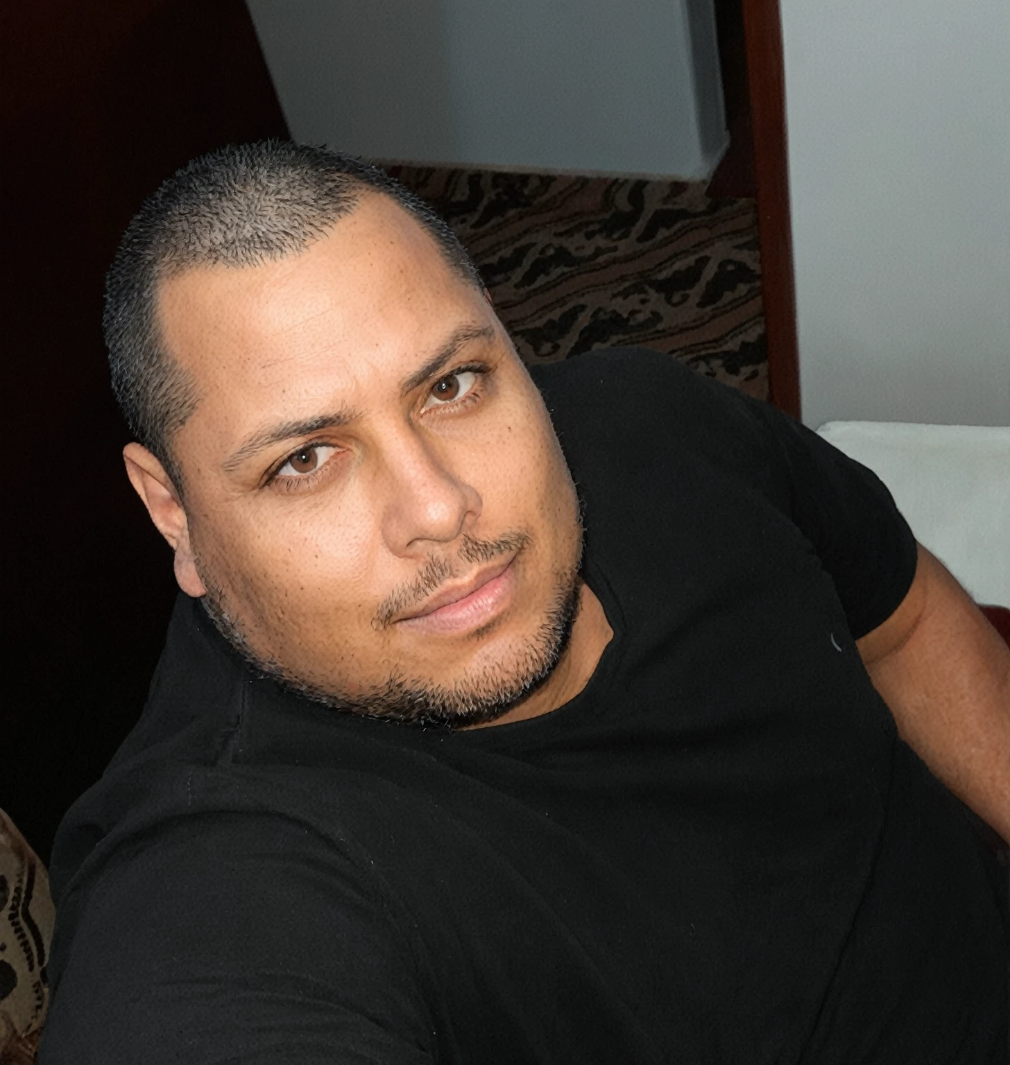 there is a man sitting on a sofa with a remote control in his hand, Ronaldo Nazario, david rios ferreira, Ronaldo Nazario fenomeno, (age 38), Mohammed Chahin, about 3 5 years old, taken at the beginning of 2020, 4 0 years old man, 32 years old, André Rios, age 38