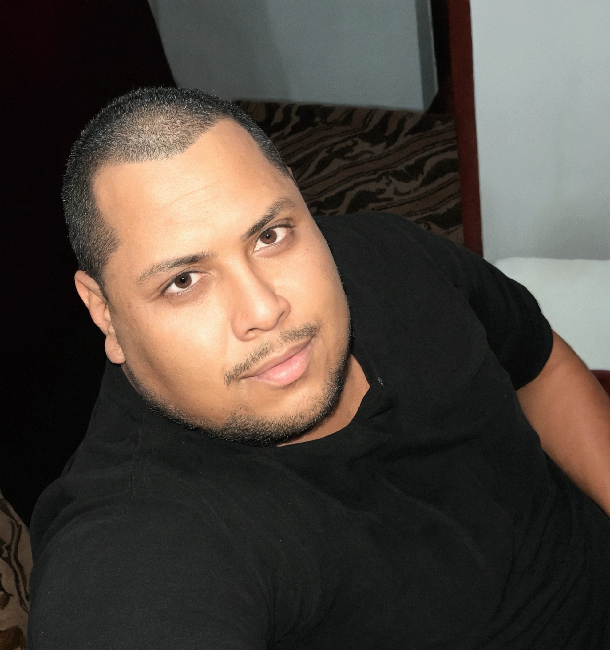 there is a man sitting on a sofa with a remote control in his hand, Ronaldo Nazario, david rios ferreira, Ronaldo Nazario fenomeno, (age 38), Mohammed Chahin, about 3 5 years old, taken at the beginning of 2020, 4 0 years old man, 32 years old, André Rios, age 38