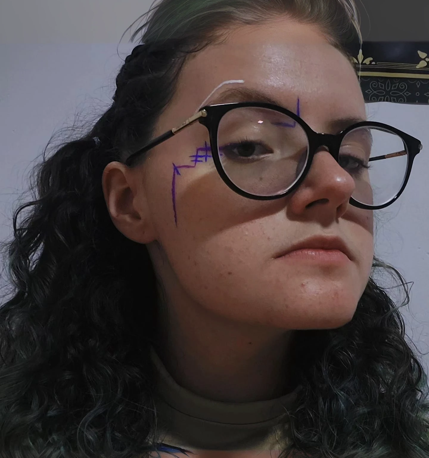há uma mulher with glasses e um suéter verde com algo escrito na testa, nft portrait, marks on your face, high-quality portrait, half portrait, lofi portoRait, half body head shot, retrato de meio corpo, real life portrait, She wears Harry Potter glasses, asymmetrical portrait, with glasses, by Amélia Peláez, solo portrait 🎨🖌️