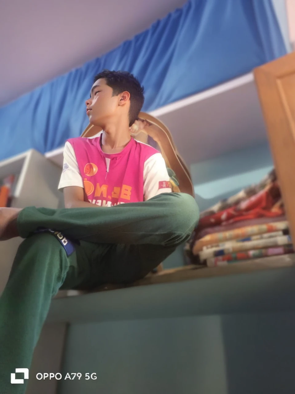 (top-quality、masterpiece)、(1boy、solo、Physical education sitting、watching at viewers、)One boy sitting on a crescent moon、Have a book、、Mash、magic carpet、Physical education sitting
information
