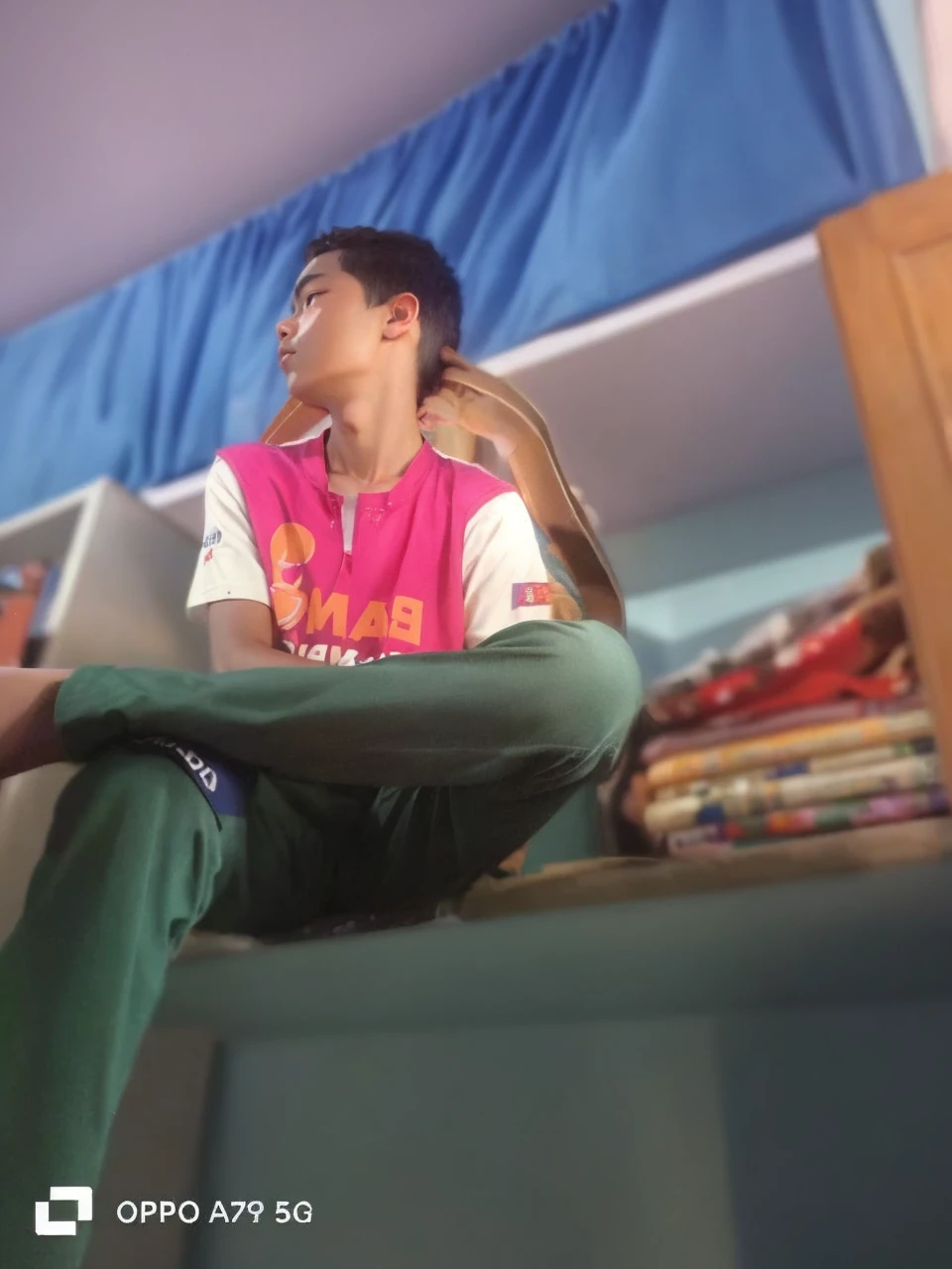 (top-quality、masterpiece)、(1boy、solo、Physical education sitting、watching at viewers、)One boy sitting on a crescent moon、Have a book、、Mash、magic carpet、Physical education sitting
information