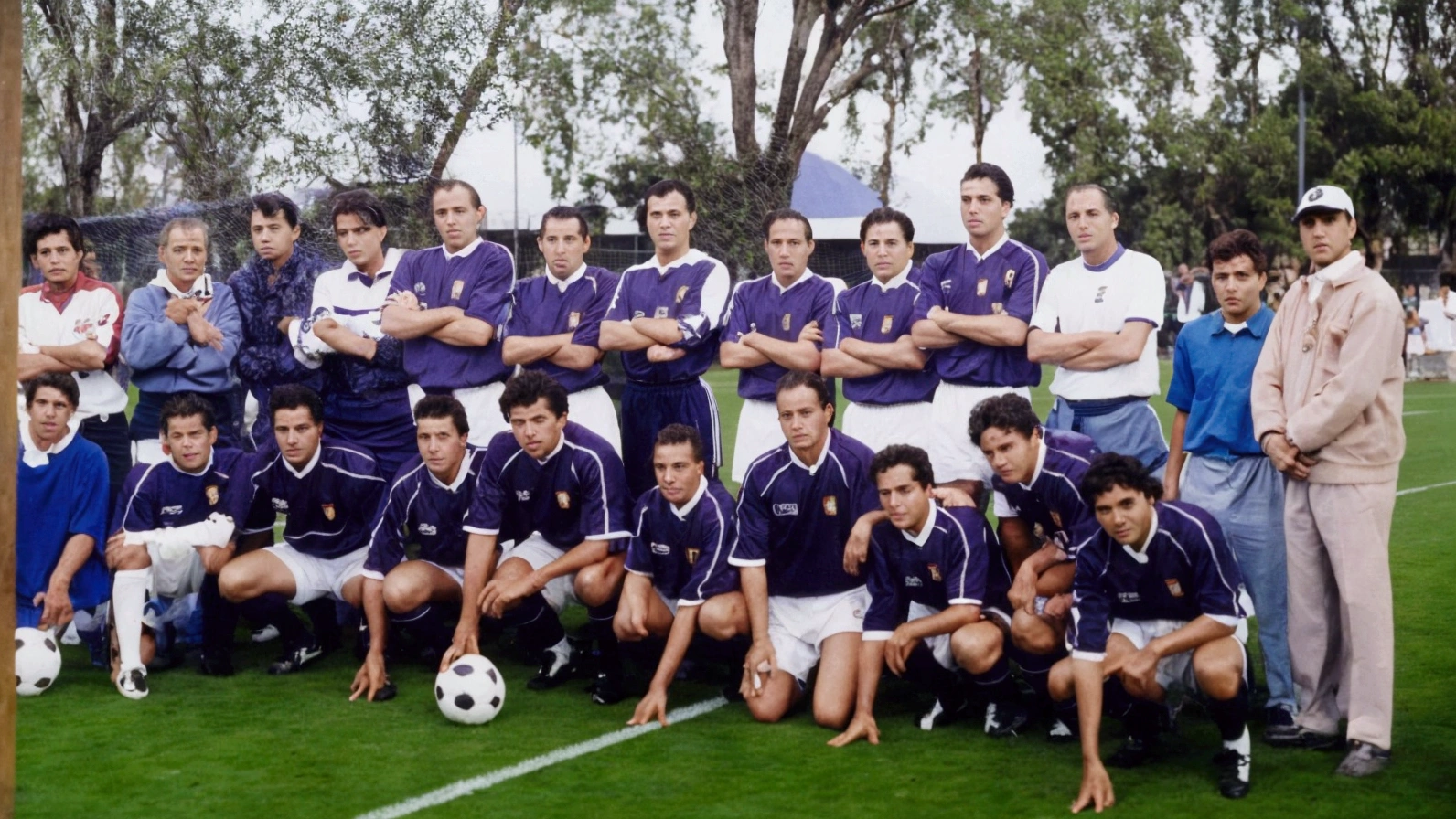 There are many people posing for a photo on the soccer field., retro 9 0 s, the best ever, ronaldo luis nazarí from lima, be returned, Photo 1 9 9 0 s, swallows, 1998 photo, argentina, real locomotive, 1990s 1992, good memories, 1997 )