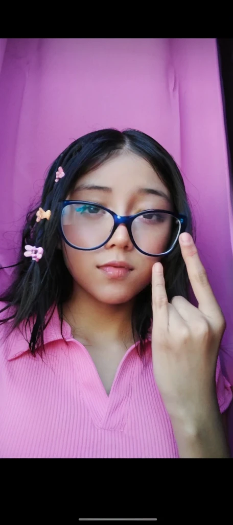 arafed girl con gafas and a pink shirt holding up a peace sign, con gafas, con gafas, bella delfina, chica con gafas redondas, con el dedo índice, !!usando lentes!!, girl con gafas, ruan cute vtuber, con gafas on, usando gafas redondas grandes y delgadas, ella usa lentes de harry potter, jossi de blackpink