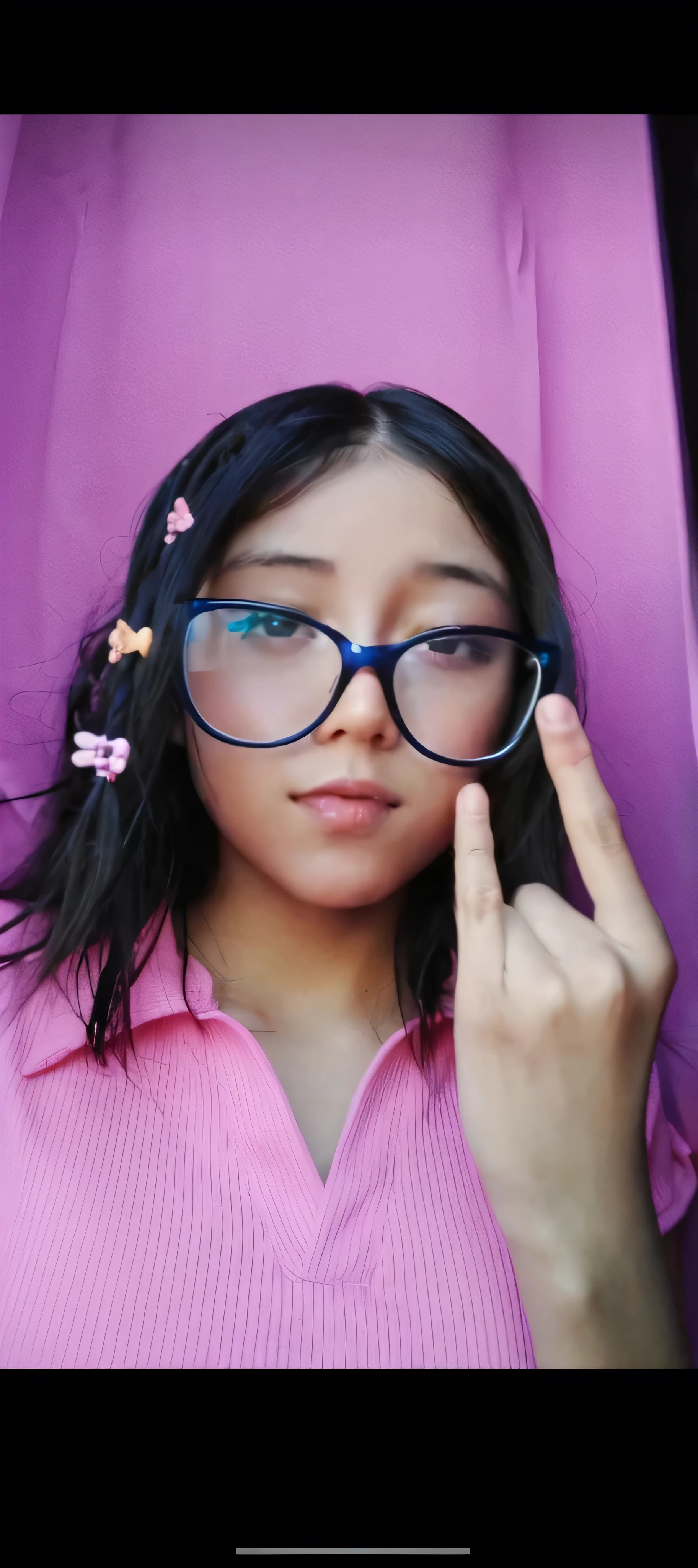 arafed girl con gafas and a pink shirt holding up a peace sign, con gafas, con gafas, bella delfina, chica con gafas redondas, con el dedo índice, !!usando lentes!!, girl con gafas, ruan cute vtuber, con gafas on, usando gafas redondas grandes y delgadas, ella usa lentes de harry potter, jossi de blackpink