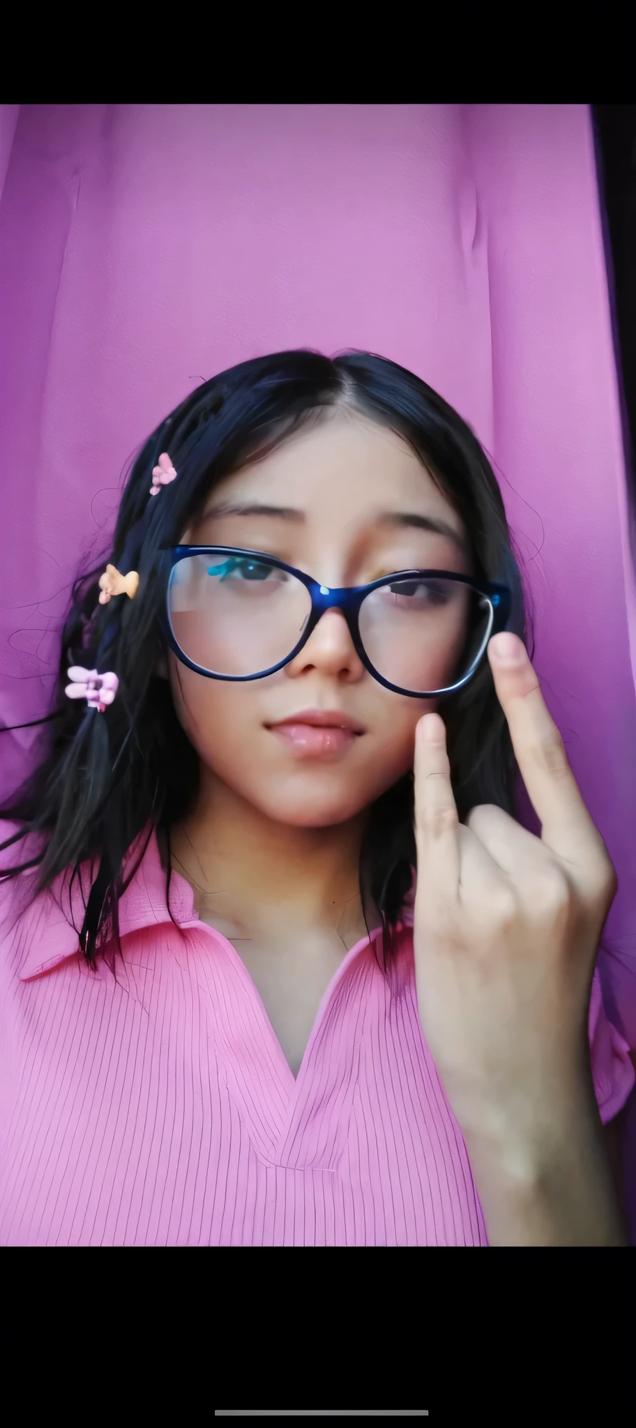 arafed girl con gafas and a pink shirt holding up a peace sign, con gafas, con gafas, bella delfina, chica con gafas redondas, con el dedo índice, !!usando lentes!!, girl con gafas, ruan cute vtuber, con gafas on, usando gafas redondas grandes y delgadas, ella usa lentes de harry potter, jossi de blackpink